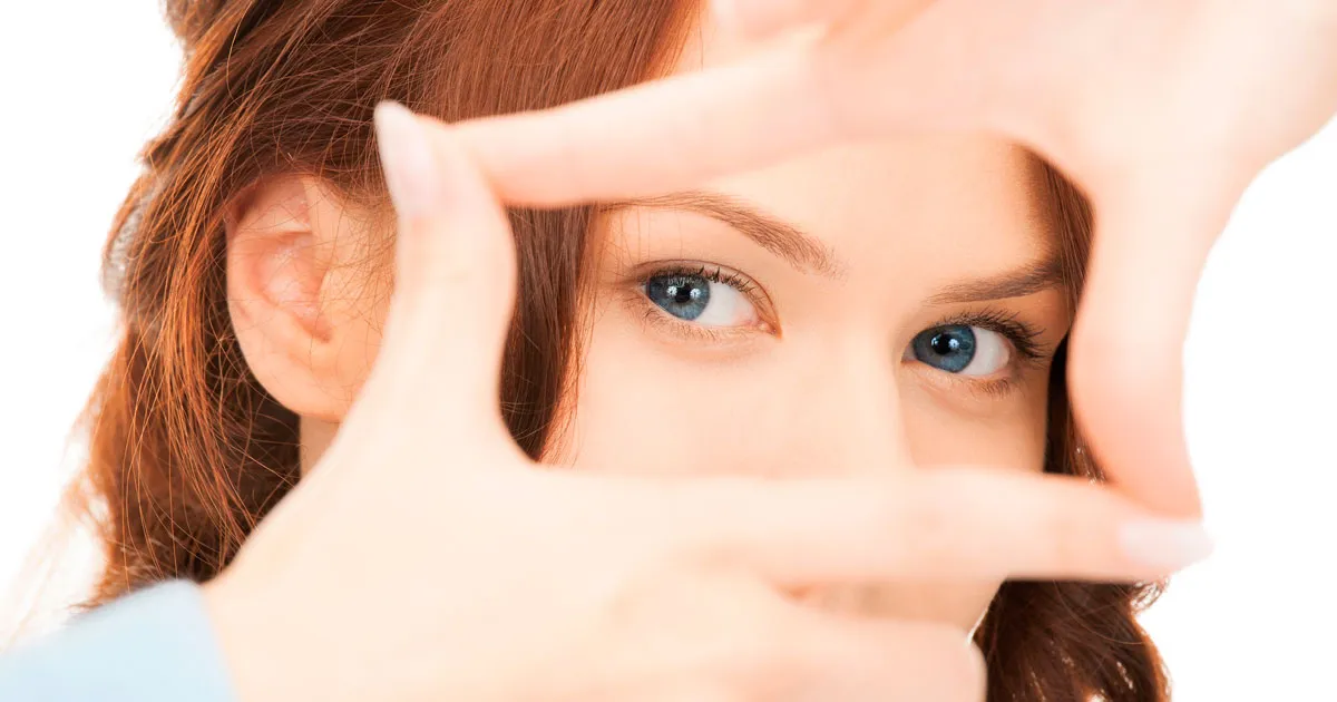 Persoană care privește un ecran iluminat albastru &icirc;n &icirc;ntuneric